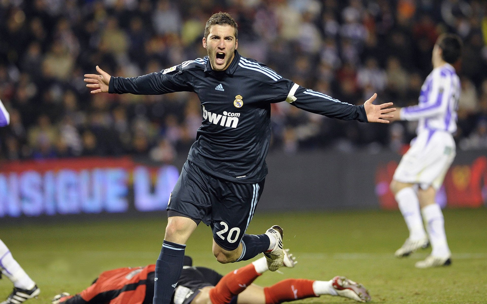 喷火队射手手感火热,连续命中三分球,喷火招式