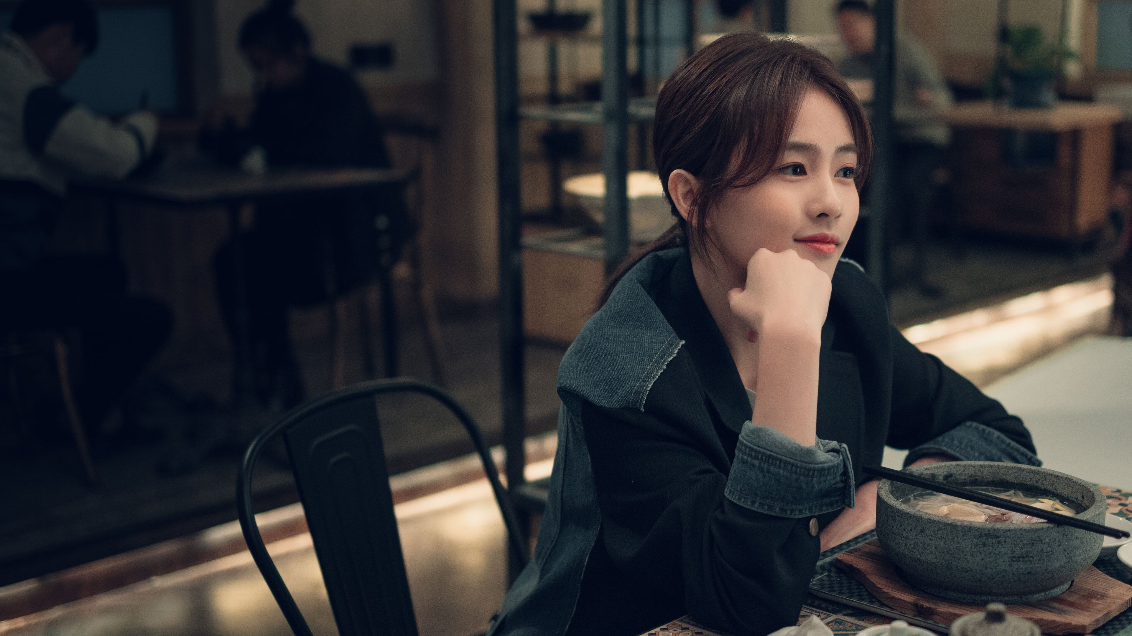 爱游戏娱乐平台-战绩不俗球队交锋，实力对决点燃球场热度，球员冲突